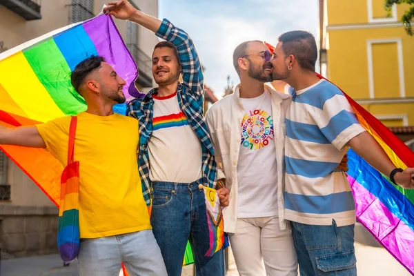 同性恋朋友在城市同志骄傲派对上玩乐 年轻人的多样性 带着彩虹旗的示范 Lgbt概念 — 图库照片