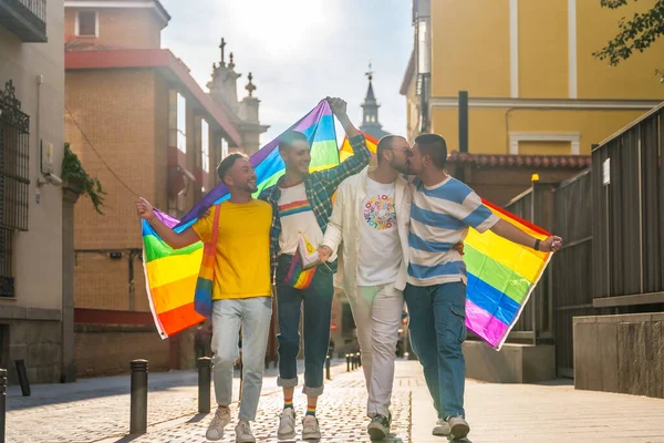 在城市同志骄傲派对上散步的同性恋朋友的生活方式 年轻人的多样性 带着彩虹旗的示威 Lgbt概念 — 图库照片