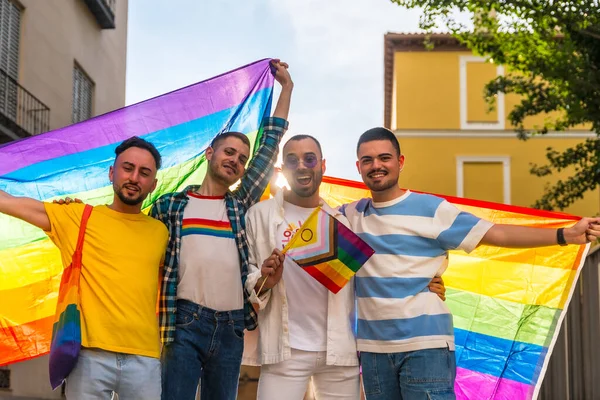 同性恋朋友在城市同志骄傲派对上拥抱的肖像 年轻人的多样性 带着彩虹旗的展示 Lgbt概念 — 图库照片