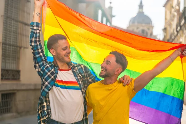 城市骄傲派对上带有彩虹旗的男同性恋夫妇的画像 Lgbt概念 — 图库照片