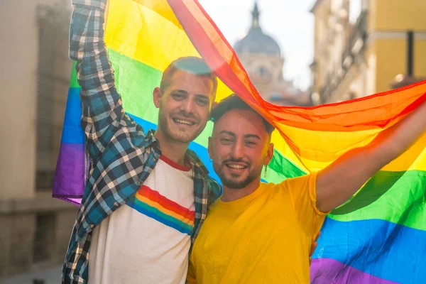 Retrato Pareja Gay Masculina Con Bandera Del Arco Iris Fiesta — Foto de Stock