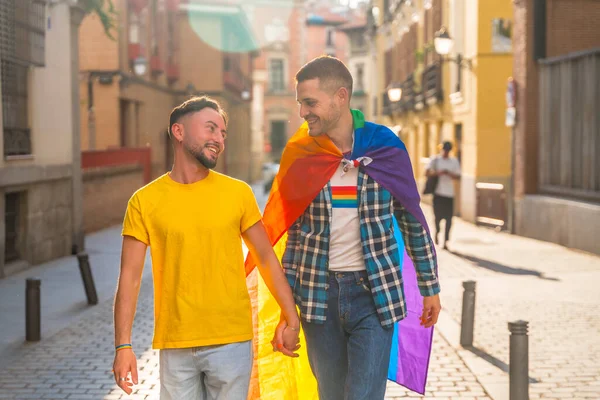 Homossexual Homens Casal Andando Sorrindo Com Bandeira Arco Íris Festa — Fotografia de Stock
