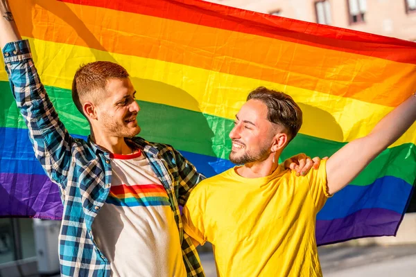 Portrait Couple Gay Masculin Avec Drapeau Arc Ciel Fête Fierté — Photo