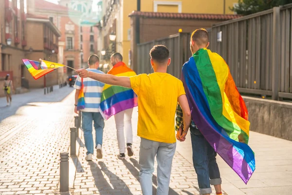 Gay Trots Feest Stad Mannen Lopen Met Hun Rug Naar — Stockfoto