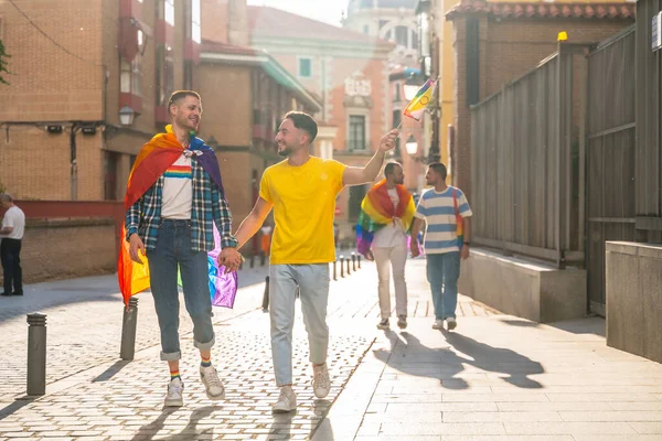市内のゲイの誇りパーティー 虹の旗でデモに歩く男性のカップル Lgbtコンセプト — ストック写真