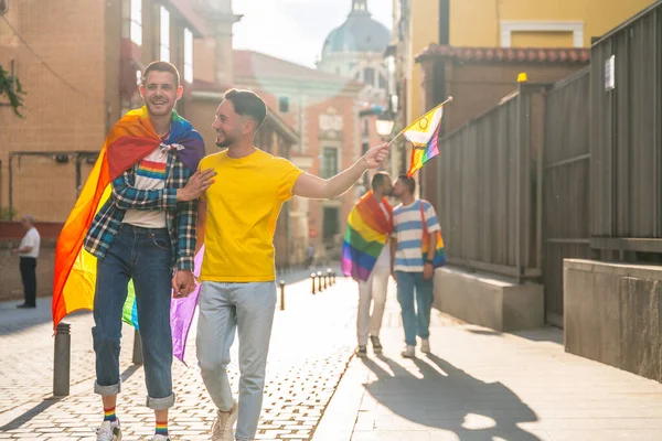 同性恋自豪派对在城市里 男男女女带着彩虹彩旗参加了游行 Lgbt的概念 — 图库照片