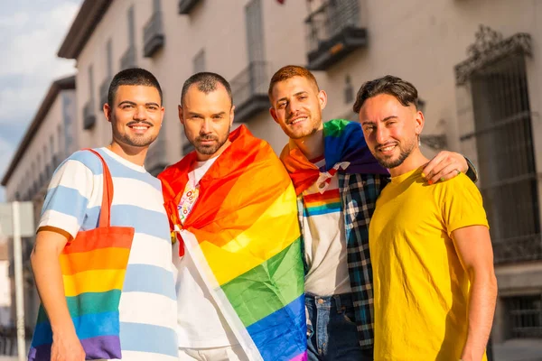同志骄傲派对在城市 男人夫妇的肖像与彩虹旗的示范 概念Lgbt — 图库照片