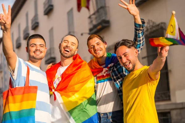 同性恋自豪派对在城市里 夫妇的肖像享受与彩虹旗的展示 Lgbt概念 — 图库照片