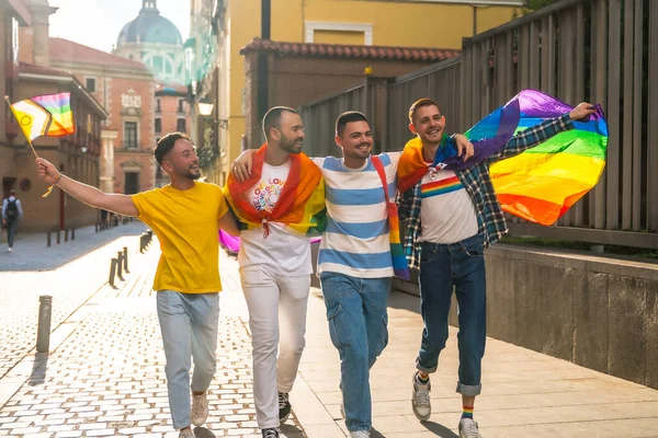 几个男人带着彩虹旗 在城市里举行同志骄傲派对 享受着游行的乐趣 — 图库照片