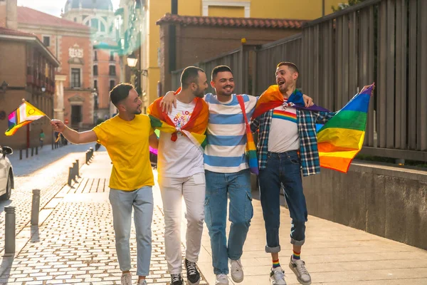 男男女女带着彩虹彩旗微笑着在城市举行的同志骄傲派对 — 图库照片