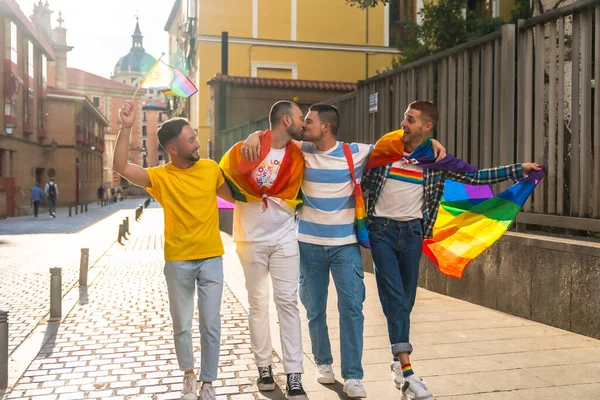 情侣们在游行中欢欢喜喜 亲吻着彩虹彩旗 在城市举行同志骄傲派对 这都是同性恋的概念 — 图库照片