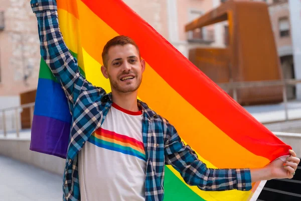 城市里带有彩虹Lgbt旗的同性恋男子的画像 — 图库照片