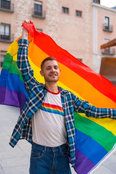 城市里带有彩虹Lgbt旗的同性恋男子的画像 骄傲派对和同性恋 — 图库照片