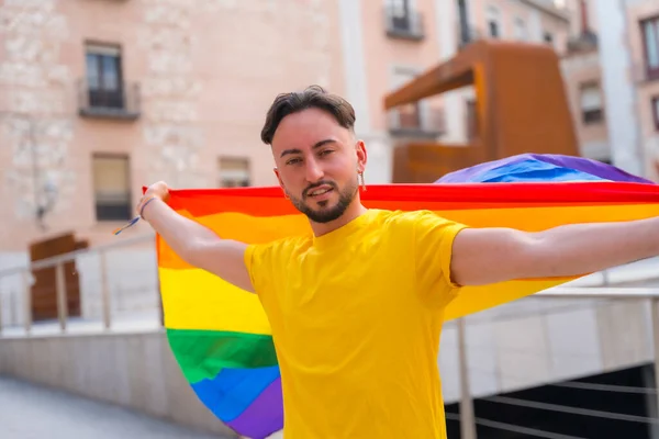 在城市里 迷人的同性恋男人带着彩虹Lgbt旗微笑 自豪和同性恋派对的画像 — 图库照片