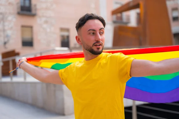 城市里迷人的男同性恋 带着彩虹色的旗子 自豪的派对和同性恋 — 图库照片