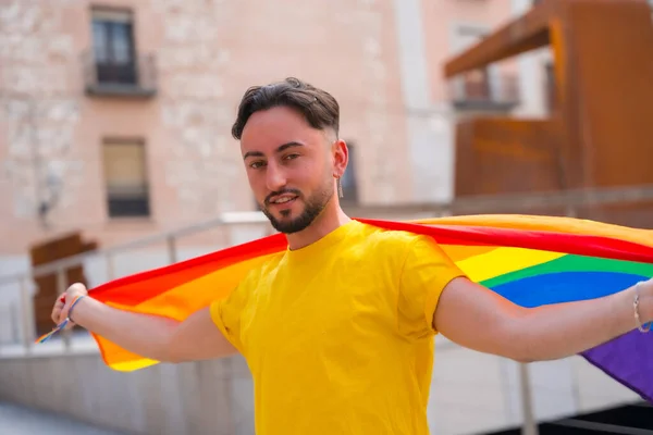 Atraente Gay Homem Com Arco Íris Lgbt Bandeira Cidade Orgulho — Fotografia de Stock