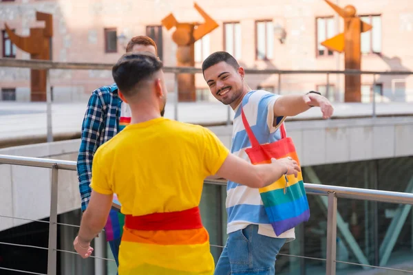 Mann Winkt Und Umarmt Bei Der Demonstration Mit Regenbogenfahnen Gay — Stockfoto