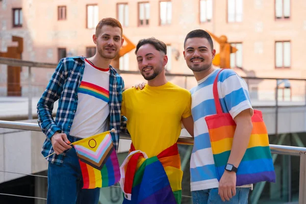 Retrato Homem Rali Com Bandeiras Arco Íris Festa Orgulho Gay — Fotografia de Stock