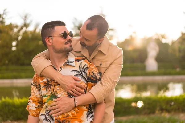 Couple Homosexuel Embrassant Souriant Coucher Soleil Dans Parc Ville Diversité — Photo