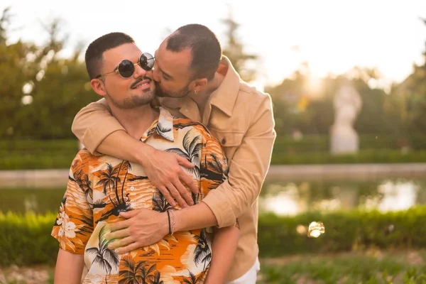 在城市的一个公园里 同性伴侣在日落时拥抱在一起亲吻对方 多样性和Lgbt概念 — 图库照片