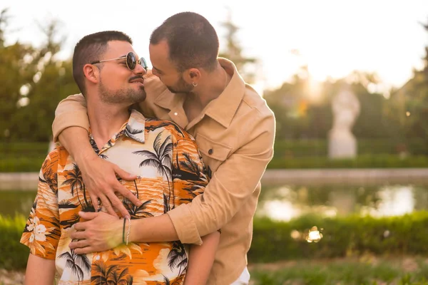 Casal Homossexual Abraçou Dando Outro Beijo Pôr Sol Parque Cidade — Fotografia de Stock