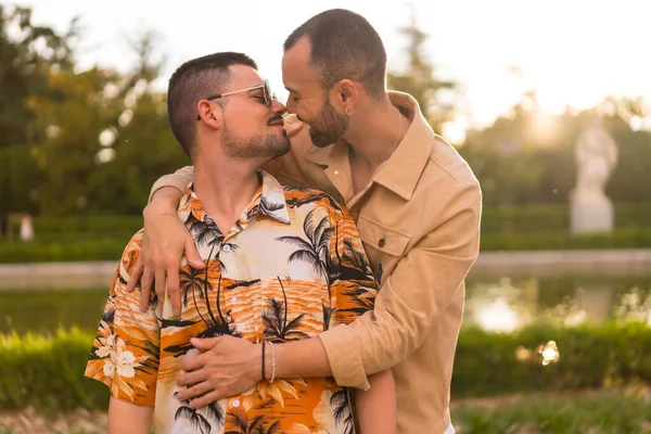 Couple Homosexuel Embrassant Regardant Coucher Soleil Dans Parc Ville Diversité — Photo