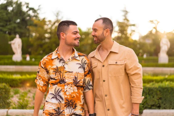 Retrato Romántico Recién Casados Gays Caminando Atardecer Parque Ciudad Diversidad —  Fotos de Stock