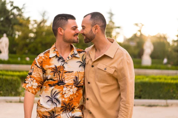Retrato Romântico Recém Casados Gays Andando Divertindo Pôr Sol Parque — Fotografia de Stock