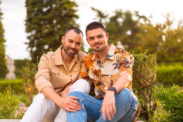 Retrato Romántico Recién Casados Gays Que Divierten Atardecer Parque Ciudad —  Fotos de Stock