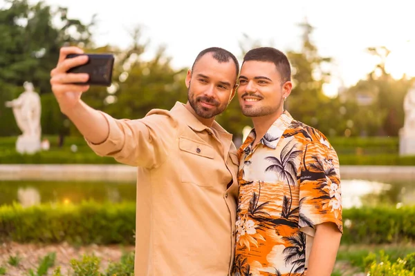 同性恋夫妇在日落时在城市的一个公园里自拍 多样性和Lgbt概念 — 图库照片