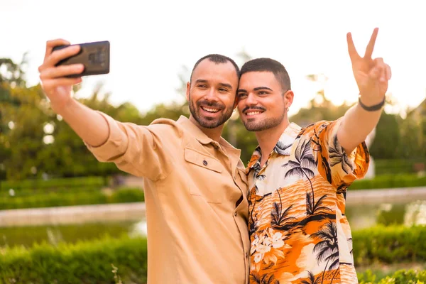 Pareja Homosexual Tomando Una Selfie Atardecer Parque Ciudad Diversidad Concepto —  Fotos de Stock
