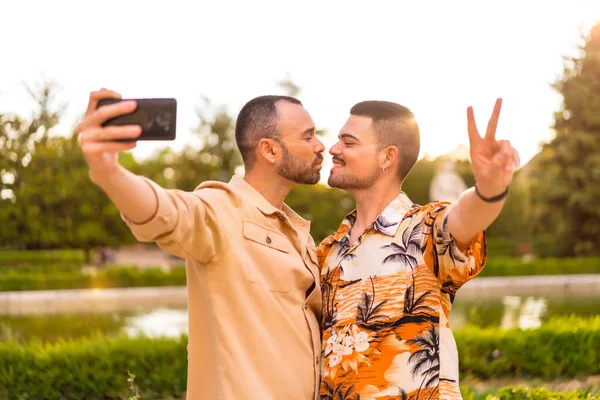 同性恋夫妇在城市的一个公园里自拍并在日落时接吻 多样性和Lgbt概念 — 图库照片