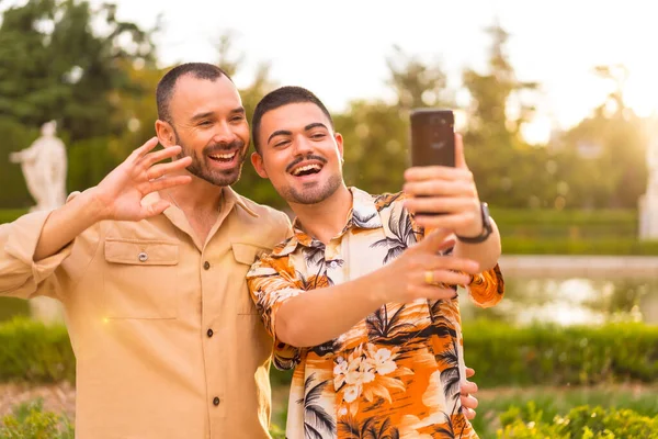 Novio Novia Homosexuales Haciendo Una Selfie Videollamada Atardecer Parque Ciudad —  Fotos de Stock