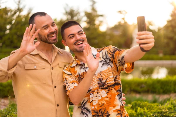 Novio Novia Homosexuales Haciendo Una Selfie Videollamada Atardecer Parque Ciudad —  Fotos de Stock