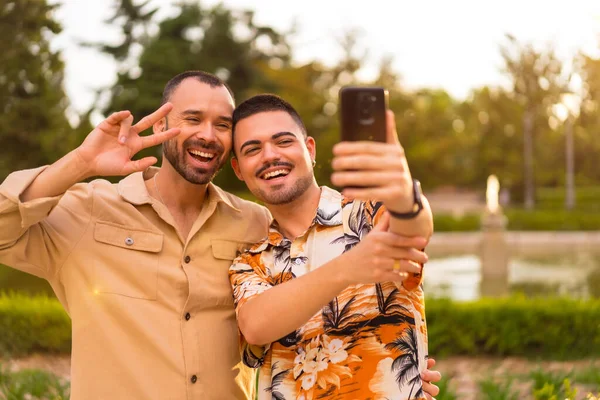 同性恋男友在城市的一个公园里拍了个视频 在日落时大笑 多样性和Lgbt概念 — 图库照片