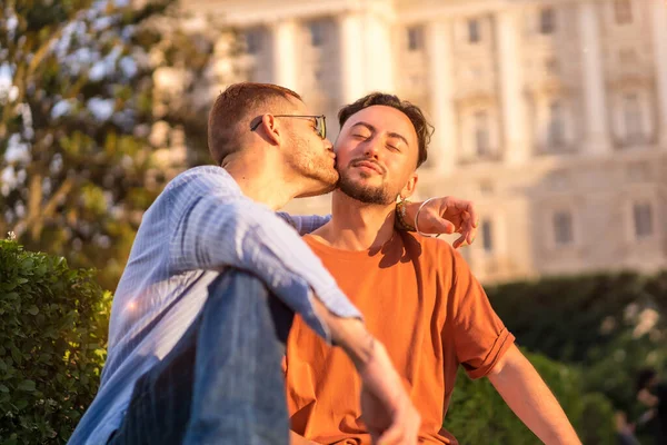 Retrato Recién Casados Gays Sentados Parque Atardecer Parque Ciudad Diversidad —  Fotos de Stock