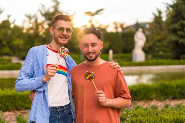 城市日落时 同性恋男友和女友在公园里吃棒棒糖的肖像 多样性和Lgbt概念 — 图库照片