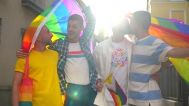Homoseksüel arkadaşların şehirdeki eşcinsel gurur partisinde eğlenmesi, gençlerin çeşitliliği, gökkuşağı bayraklarıyla gösteri, lgbt konsepti.