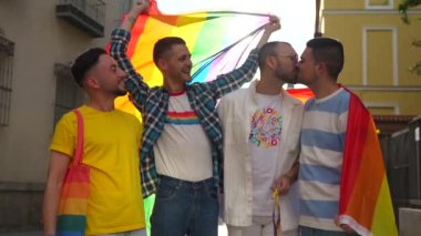 Homoseksüel arkadaşlar şehirdeki gay onur partisinde eğleniyor, gençlerin çeşitliliği, gökkuşağı bayraklarıyla gösteri, lgbt konsepti