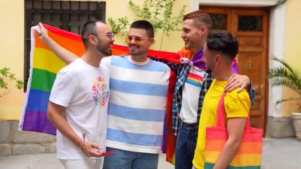 ゲイのプライドパーティーで楽しんでいる同性愛者の男性の友人は 自撮り 市内の若者の多様性 虹の旗でのデモンストレーションへの道 Lgbtのコンセプト — ストック動画