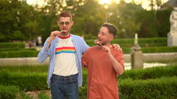 Retrato Casamento Gay Casal Comer Chupa Chupa Parque Pôr Sol — Vídeo de Stock