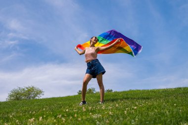 Kafkasyalı esmer kadın gökkuşağı lgbt bayrağıyla