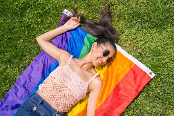 Kaukasische Brünette Frau Mit Regenbogenfahne Auf Dem Gras Lächelnd Nach — Stockfoto