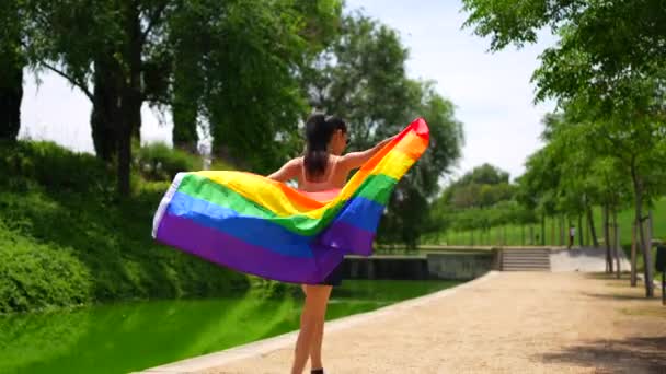 Mujer Morena Caucásica Con Una Bandera Colores Lgbt Caminando Por — Vídeo de stock