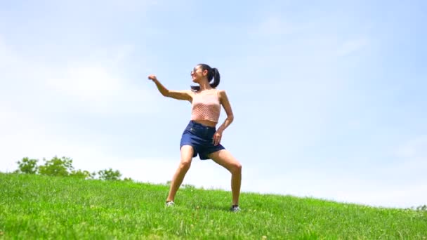 Biała Brunetka Wykonuje Taniec Parku Nad Niebem Uśmiechając Się Wykonując — Wideo stockowe