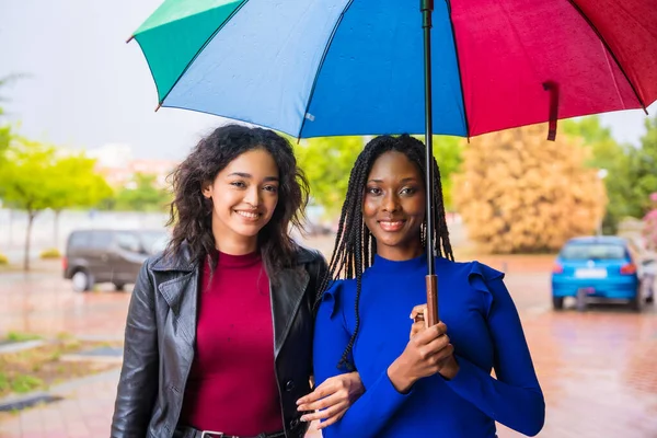 Porträtt Skrattande Multietniska Kvinnliga Vänner Med Ett Paraply Regnet Stad — Stockfoto
