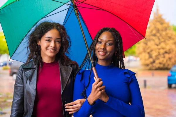 Porträt Lachender Multiethnischer Freundinnen Mit Regenschirm Regen Einer Stadt — Stockfoto