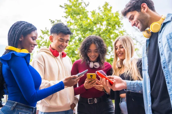 Tiefansicht Einer Gruppe Junger Multiethnischer Teenager Freunde Mit Mobiltelefonen Auf — Stockfoto