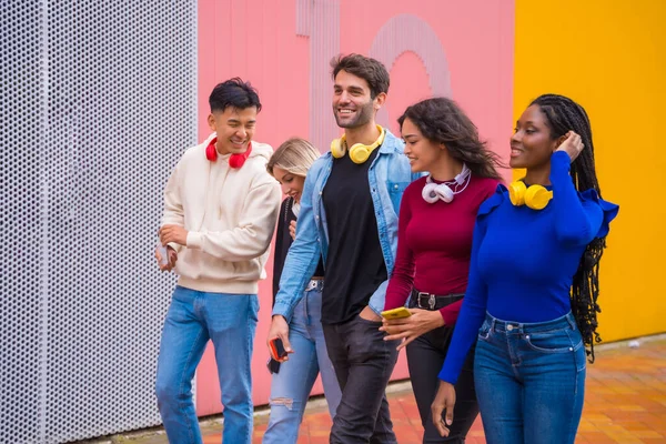 Gruppe Multiethnischer Freunde Die Auf Dem Universitätscampus Spazieren Gehen Und — Stockfoto