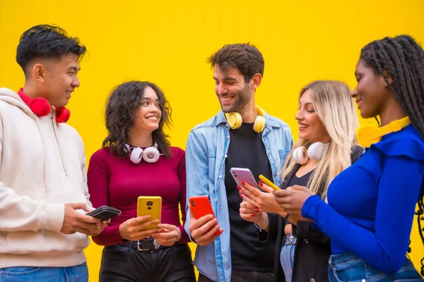 Tiefansicht Einer Gruppe Lächelnder Junger Multiethnischer Teenager Freunde Mit Mobiltelefonen — Stockfoto